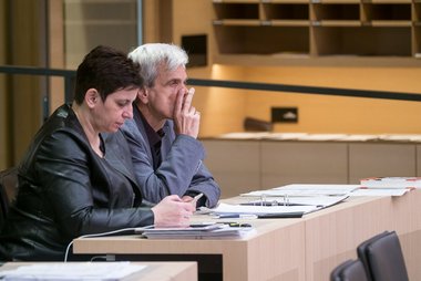 Sitznachbarn wider Willen: Claudia Martin und Wolfgang Gedeon.