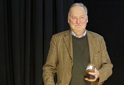 Parteivize Alexander Gauland mit AfD-Honig auf dem Parteitag in Horb. Foto: Martin Storz