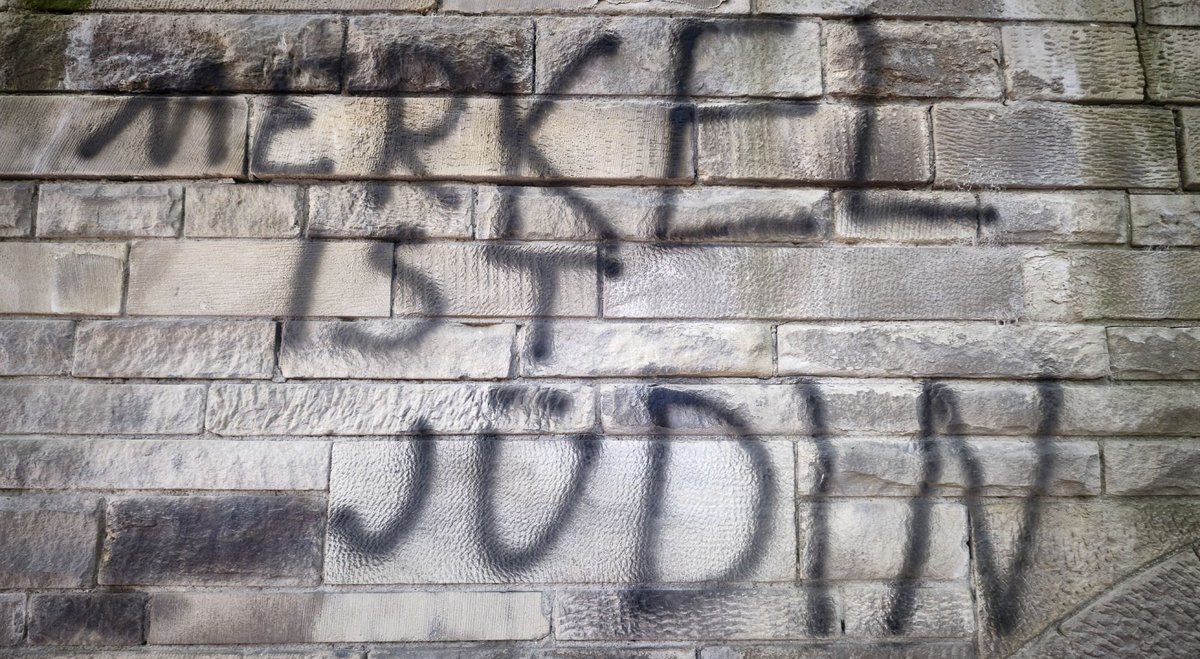 Auf und hinter den Fassaden lebt Antisemitismus in Deutschland wieder auf. Gesehen am Stuttgarter Hoppenlau-Friedhof. Fotos: Joachim E. Röttgers