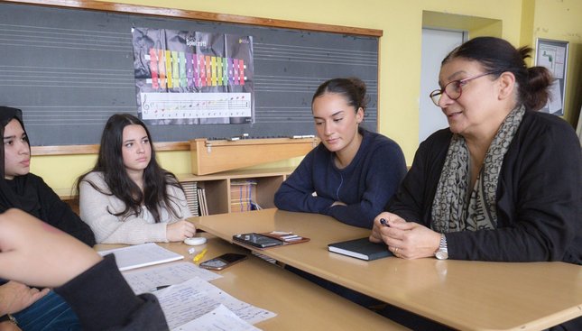 "Mädchen dürfen nur sechs Jahre zur Schule gehen", berichtet Najia Ahmad (rechts) im Interview mit den drei Schülerinnen. Foto: Joachim E. Röttgers