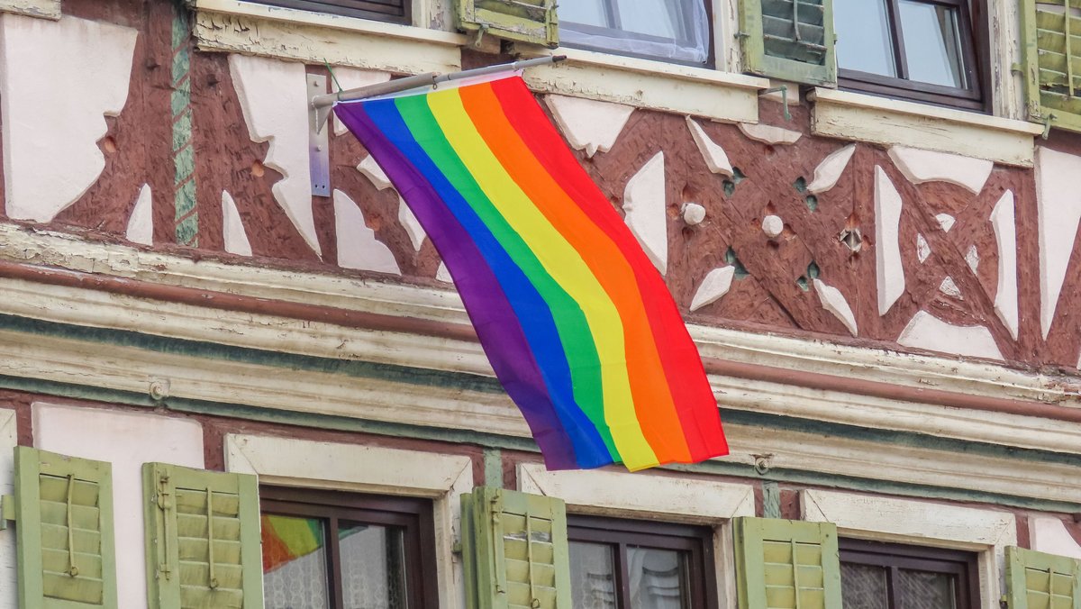 "Bunt Mergentheim" für einen Tag: Bei der Premiere am 8.6.2024 schmückten Regenbogenfahnen die Altstadt des Kurorts. Foto: privat "Bunt Mergentheim" für einen Tag: Bei der Premiere am 8.6.2024 schmückten Regenbogenfahnen die Altstadt des Kurorts. Foto: privat
