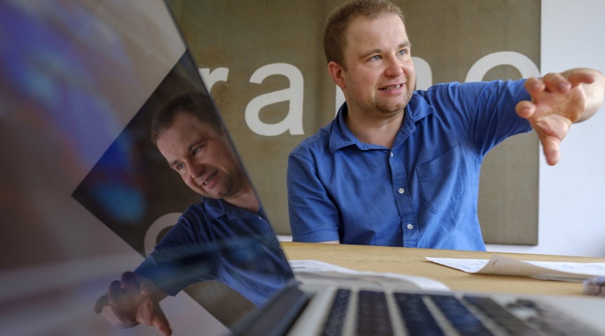 Stefan Mey, Journalist und Spezialist für "digitale Selbstverteidigung", im Sommer 2018 zu Besuch bei Kontext. Fotos: Joachim E. Röttgers