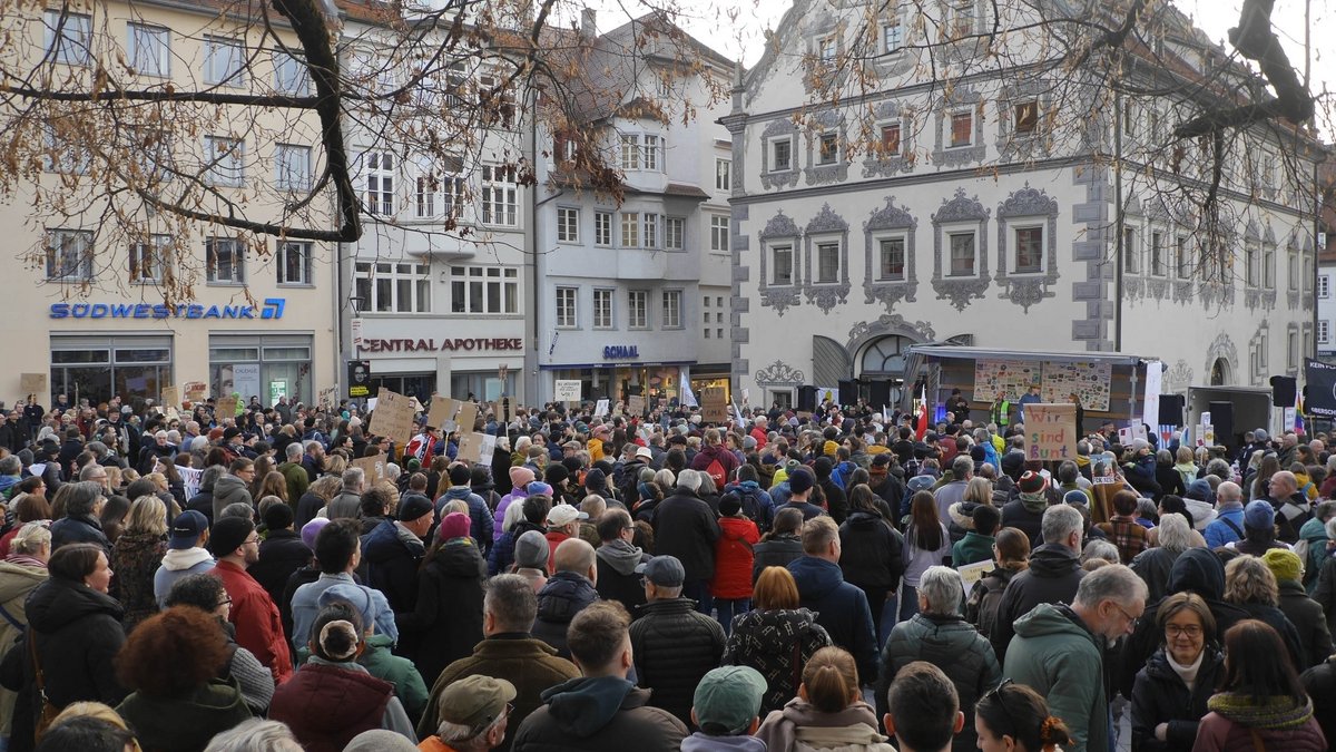 Unter dem Motto "Laut gegen Rechts" riefen 161 Organisationen zur Demo auf dem Ravensburger Marienplatz auf. Foto: Made Höld