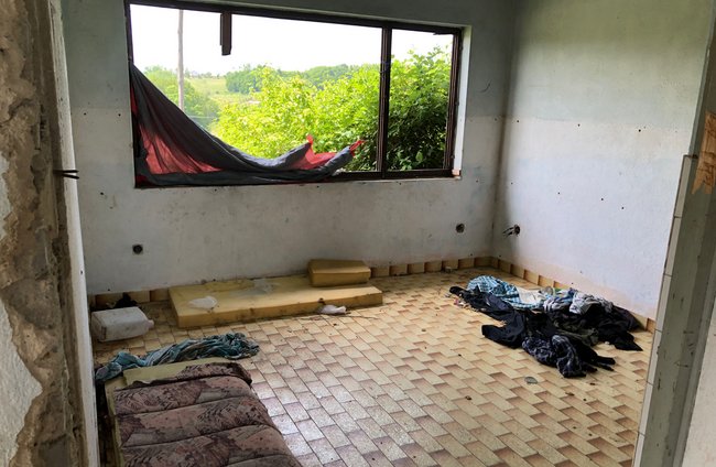 Notdürftige Unterkunft in einer verlassenen Wohnung. Ulrike Binder erinnert sich an "versiffte Ruinen" und die große Gastfreundschaft dort.