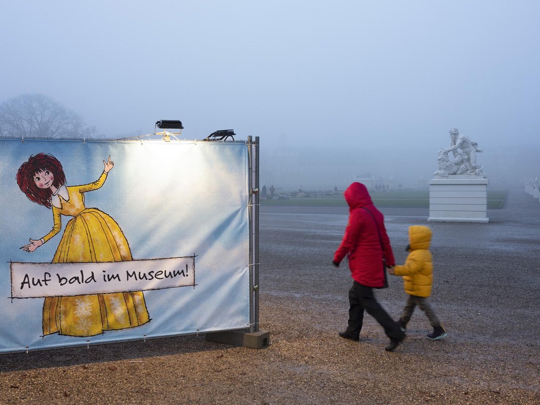 Der Karlsruher Schlossgarten im Dezember 2020. Im Hintergrund die Umrisse des Schlosses, geschlossen wegen Lockdowns.