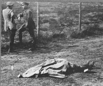 Ermordeter Rotarmist und zwei Freikorps-Offiziere, vermutlich bei Wesel. Foto: Archiv Gietinger