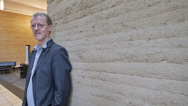 Architekt und Stadtplaner Andreas Löffler lehnt lässig an der Lehmwand der von ihm entworfenen Baptisten-Kirche: Die Schwammstadt sei "ein alter Hut".