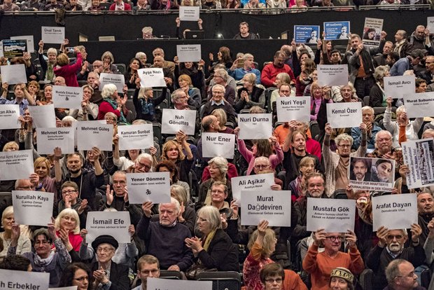 Solidaritätsaktion für in der Türkei inhaftierte Journalisten bei der Verleihung des Stuttgarter Friedenspreis an Aslı Erdoğan.