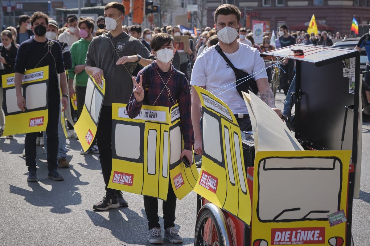 Für einen besseren ÖPNV: der Stuttgarter Kreisverband der Linken auf einer Fridays-for-Future-Demo im März 2022. Fotos: Joachim E. Röttgers