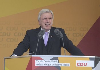 Unterschätzt laut SPD die Gefahr von rechts: Hessens CDU-MP Volker Bouffier. Von <a href="//commons.wikimedia.org/wiki/User:Martin_Kraft" title="User:Martin Kraft">Martin Kraft</a> - <span class="int-own-work" lang="de">Eigenes Werk</span>, <a href="https://creativecommons.org/licenses/by-sa/3.0" title="Creative Commons Attribution-Share Alike 3.0">CC BY-SA 3.0</a>, <a href="https://commons.wikimedia.org/w/index.php?curid=24915890">Link</a>