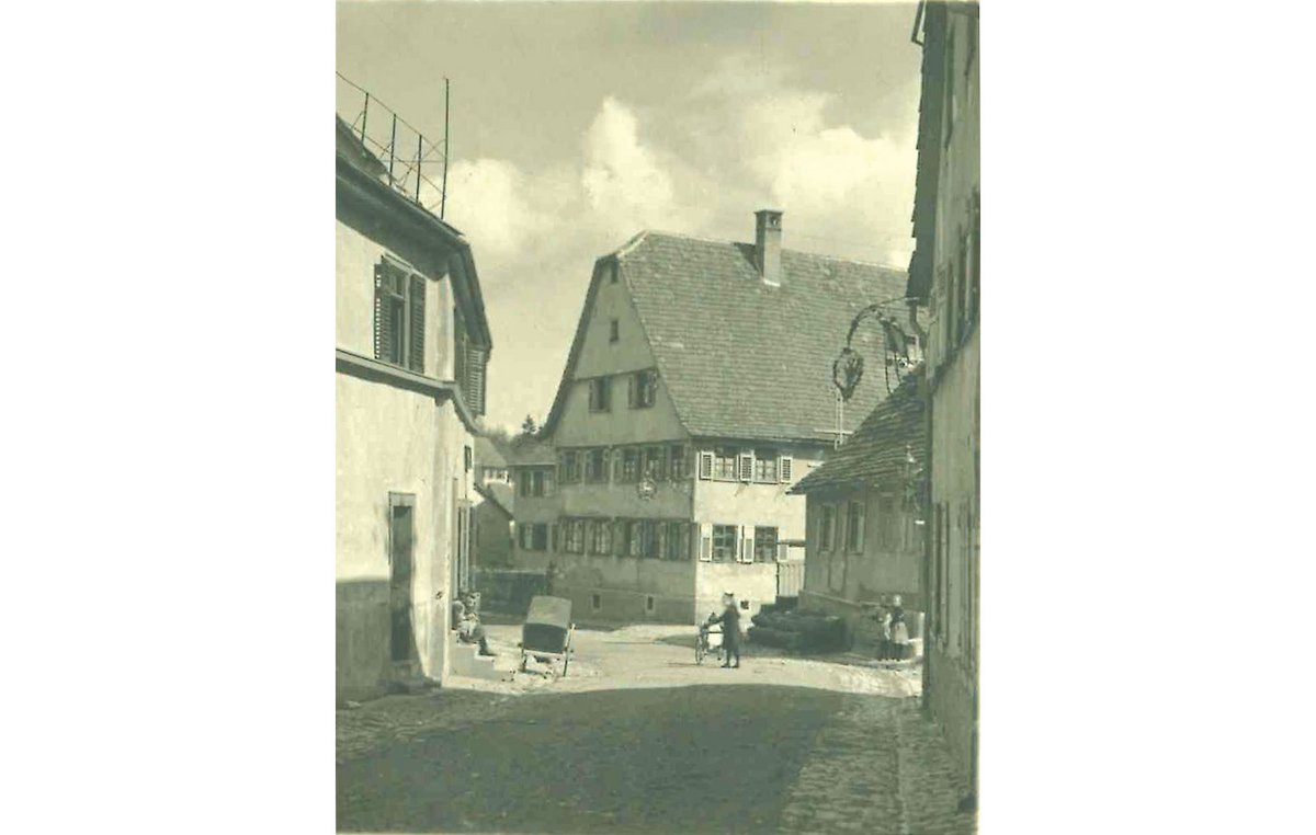Beim Adler-Eck in Stuttgart-Botnang, 1926. Weitere Fotografien von Robert Bothner mit Klick auf den Pfeil.