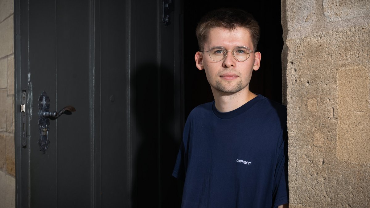 Kein Problem mit der Kirche: Jakob Springfeld  in der Tür von St. Dyonis in Esslingen. Foto: Julian Rettig