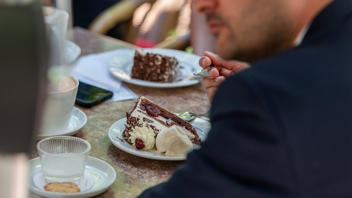 Ein Gaumenschmaus für den Minister: Schwarzwälder Kirschtorte mit Vanilleeis. Ein Gaumenschmaus für den Minister: Schwarzwälder Kirschtorte mit Vanilleeis.
