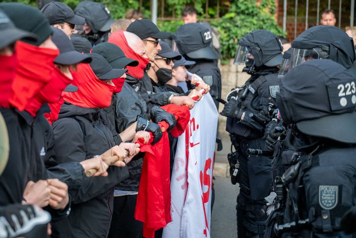 Auge in Auge mit der Polizei.