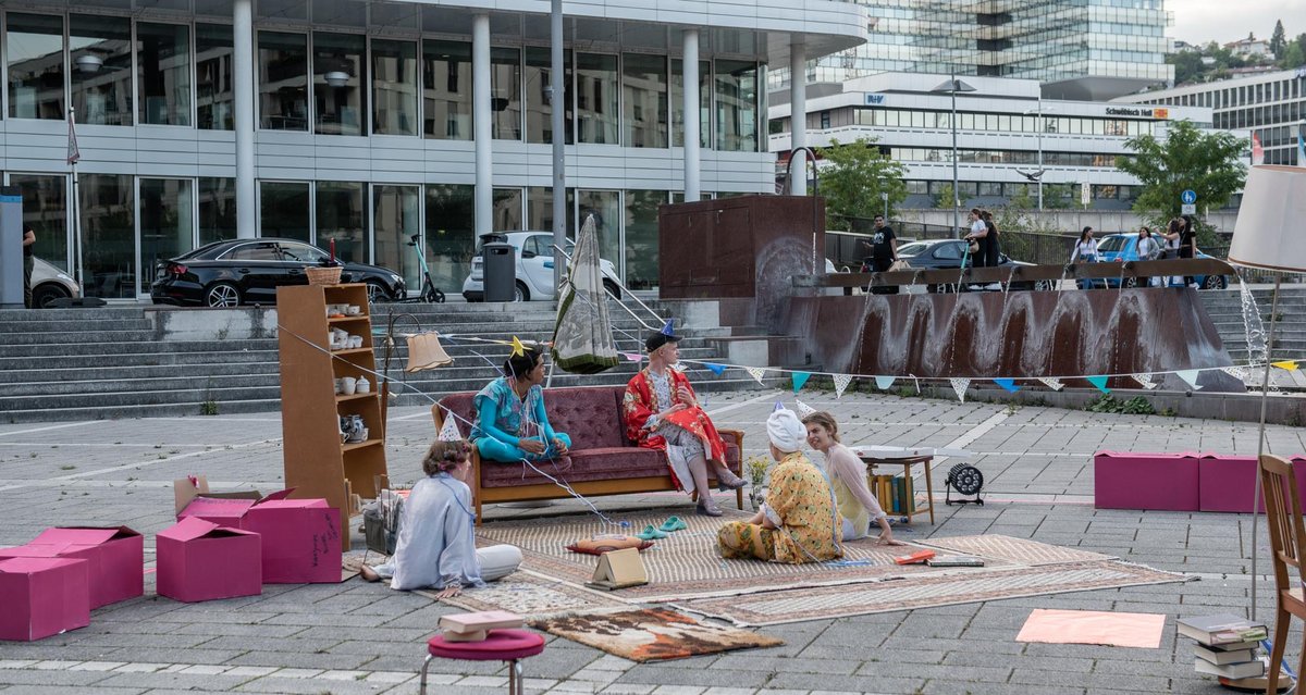 Es gibt Sofas, es gibt Teppiche. "Wir würden dann heute bei euch einziehen."