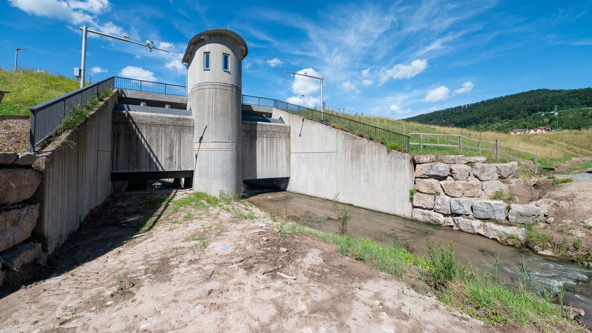 Das Regenrückhaltebecken mit dem Schleusenhäuschen, in dem der Bürgermeister stundenlang gefangen war. Das Regenrückhaltebecken mit dem Schleusenhäuschen, in dem der Bürgermeister stundenlang gefangen war.