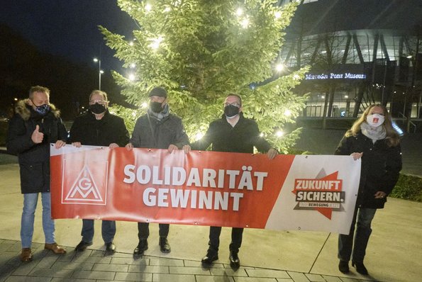 Roman Zitzelsberger (links) bei einer Aktion von IG Metall und Daimler-Konzernbetriebsrat im Dezember 2020 ...