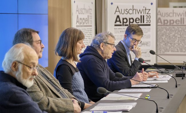 Am 27. Januar stellten die AnStifter ihren Auschwitz-Appell der Presse vor – von links: Hermann Zoller, Klaus Kunkel, Monika Kneer und Peter Grohmann, mit Anno Knüttgen von der Landespressekonferenz. Fotos: Joachim E. Röttgers Am 27. Januar stellten die AnStifter ihren Auschwitz-Appell der Presse vor – von links: Hermann Zoller, Klaus Kunkel, Monika Kneer und Peter Grohmann, mit Anno Knüttgen von der Landespressekonferenz. Fotos: Joachim E. Röttgers
