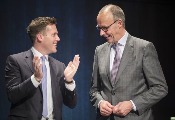 Kanzlerkandidat Friedrich Merz (rechts) und sein Fan Manuel Hagel reden von Brandmauer – und gleichzeitig der AfD nach dem Mund.