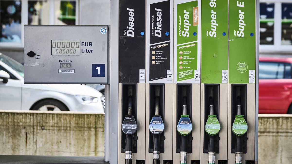 Zapfsäulen – für Verbrennerautos gibt's Ladestationen noch und nöcher. Foto: Joachim E. Röttgers