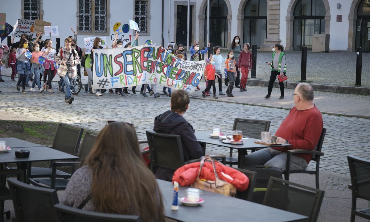 Demozug mit Zaungästen in Esslingen.