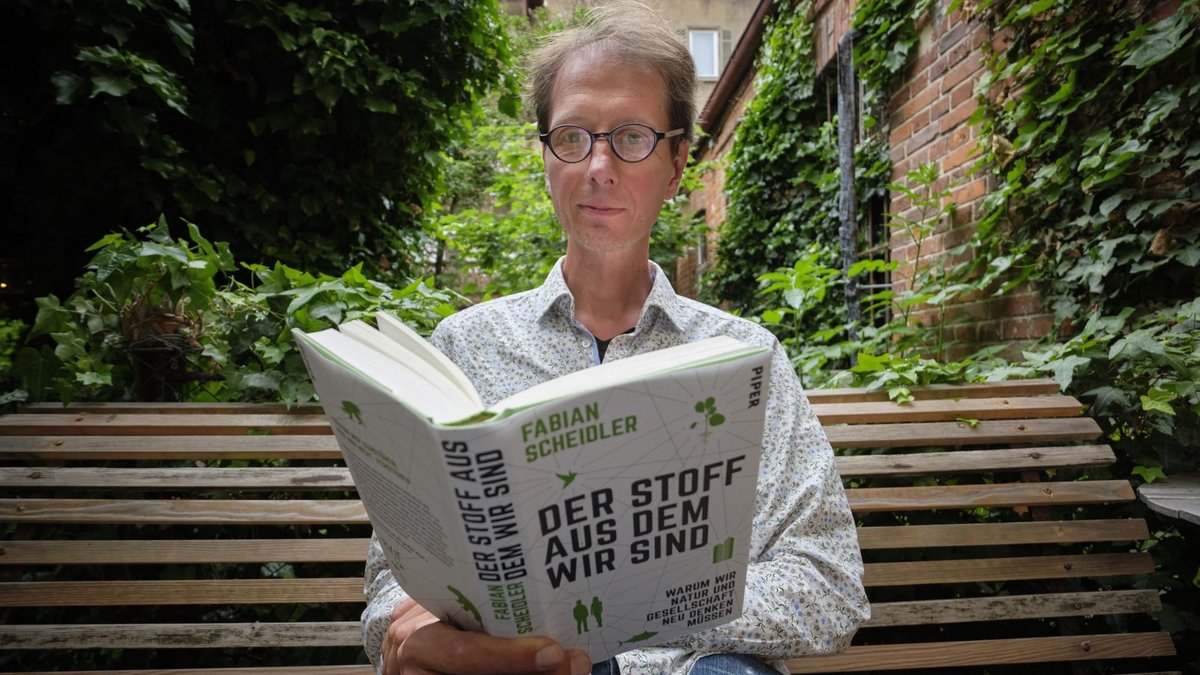 Warum Natur unberechenbar und Technokratie absurd ist, steht in seinem Buch – Fabian Scheidler in Stuttgart. Fotos: Joachim E. Röttgers