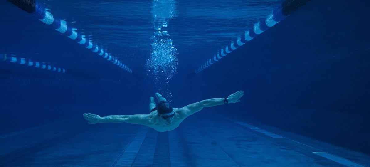 Der Verdächtigte, cool in Szene gesetzt. Später zwingt ihn ein Kommissar, das Element Wasser als lebensbedrohlich zu erfahren. Filmstills: ARD Degeto