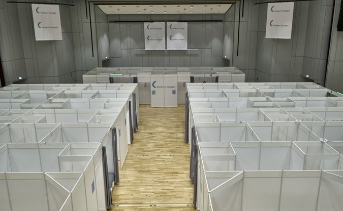 Impfzentrum in der Stuttgarter Liederhalle: Die Leere täuscht – in Deutschland fehlt es weltweit mit am wenigsten an Impfstoff. Foto: Joachim E. Röttgers