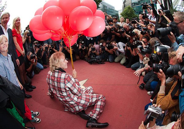 Auf der Straße in Berlin: Thomas Gottschalk 2012 beim Einweihen seines Sterns auf dem Boulevard der Stars. Foto: Nils Sautter, Flickr, CC BY 2.0, <a rel="nofollow" class="external text" href="https://www.flickr.com/photos/filmstiftung/9133840876" target="_blank" class="external-link-new-window">Link</a>