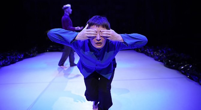 Nichts zu spielen, nichts zu schauen. Szene aus dem Tanzdialog M/Я. Foto: Günter Krämer