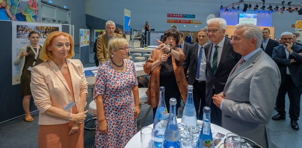 Sogar für die Zivilgesellschaft, vertreten durch eine Ex-Managerin, die BUND-Chefin und eine Staatsrätin, haben Kretschmann und Strobl Zeit. 