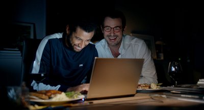 Christian (Claes Bang) mit Drohbrief-Co-Autor Michael (Christopher Læssø).