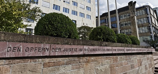 Anonyme Gedenktafel für die Ermordeten des Nationalsozialismus am Oberlandgericht in der Stuttgarter Urbanstraße. Foto: Joachim E. Röttgers