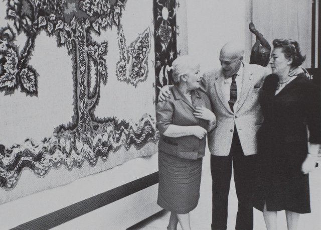 Alice Widensohler (l.) bei der Eröffnung der Ausstellung von Jean Lurçat, WKV 1962.