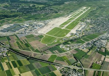 Filderebene aus der Vogelperspektive: Beton und Bauwerke auf fruchtbarem Ackerboden. Foto: FSG
