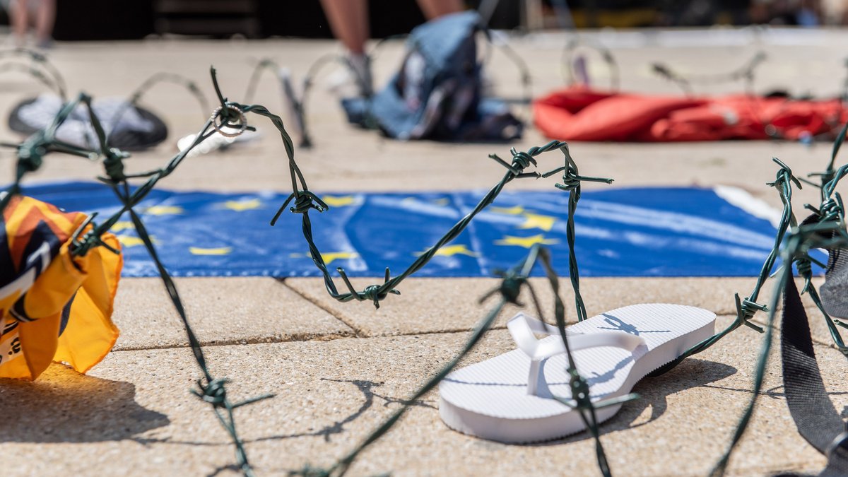 Festung Europa: Installation zum EU-Asylsystem auf dem Stuttgarter Marienplatz im Juni 2023, nachdem bei einem einzigen Unglück auf dem Mittelmeer Hunderte Geflüchtete ertranken. Foto: Jens Volle
