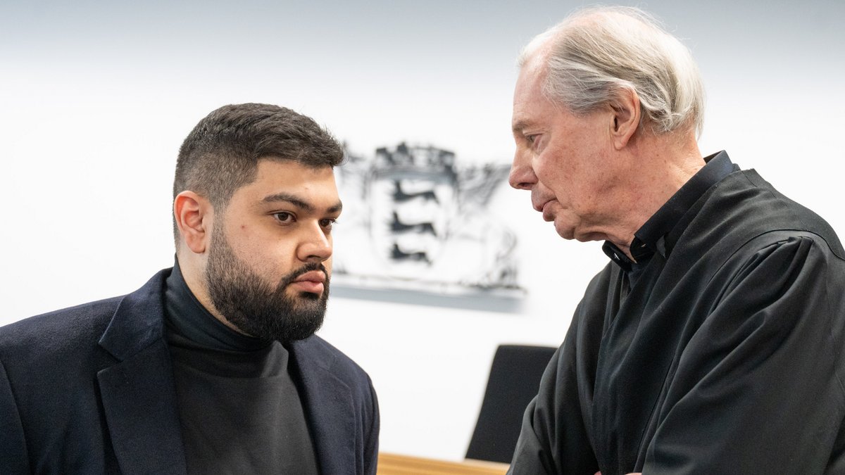Danial Bamdadi (links) und sein Verteidiger Berthold Fresenius im Stuttgarter Verwaltungsgericht. Fotos: Jens Volle