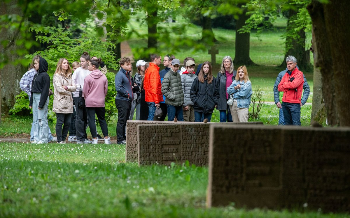 Auf dem Hauptfriedhof an der Steinhaldenstraße. Dort sind viele Hunderte Kriegsgefangene und Zwangsarbeiter:innen begraben.