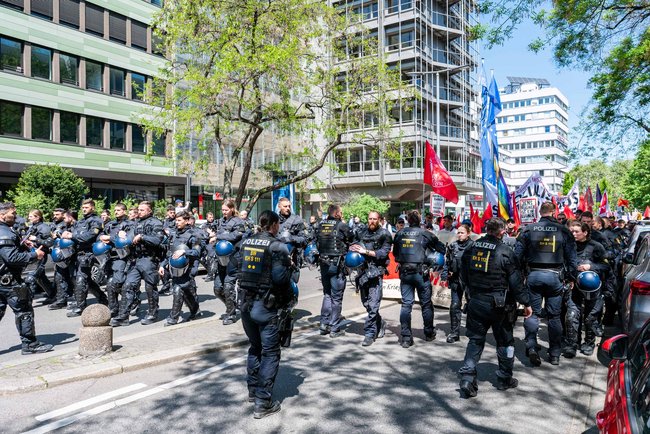 Die "revolutionäre" Demo, umgeben vom Wanderkessel. Foto: Jens Volle Die "revolutionäre" Demo, umgeben vom Wanderkessel. Foto: Jens Volle