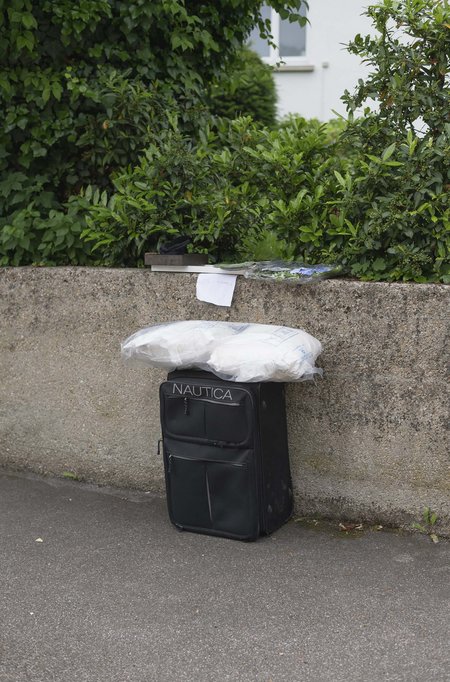 Straßenhüter: zerbeulter Koffer ohne Rollen.