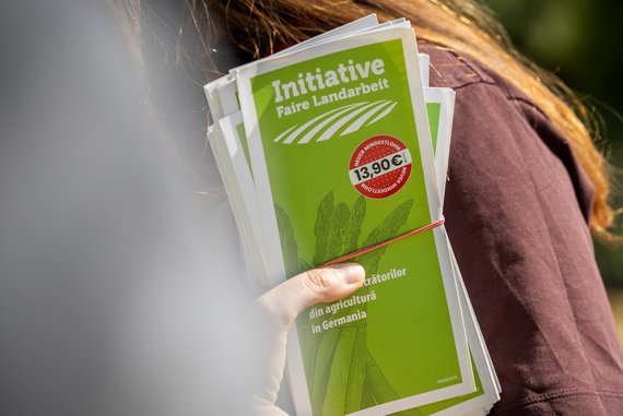Flyer informieren auf Rumänisch.