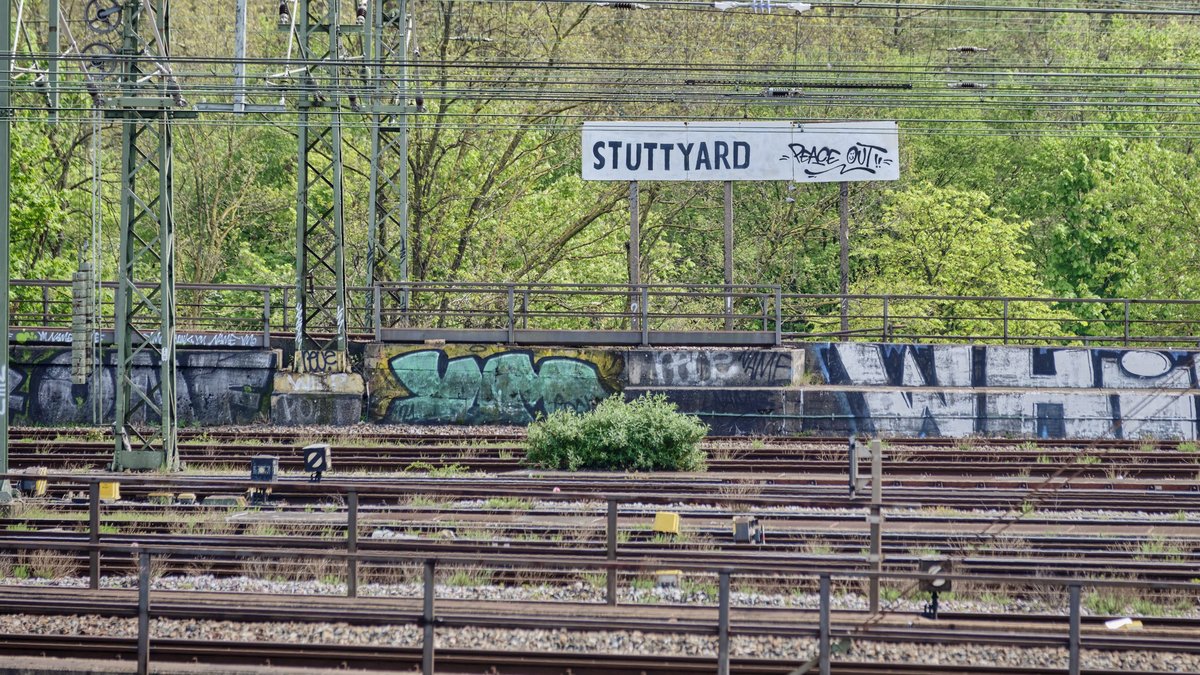 Schwabenmetropole ade: am Stuttgarter Hauptbahnhof, einer einzigen ... – genau.