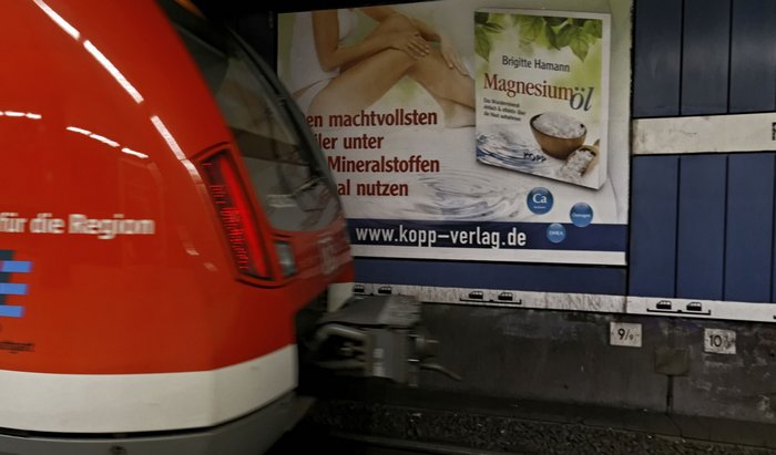 Kopp-Werbung gab's auch an Bahnsteigen – bis die DB dem einen Riegel vorschob.
