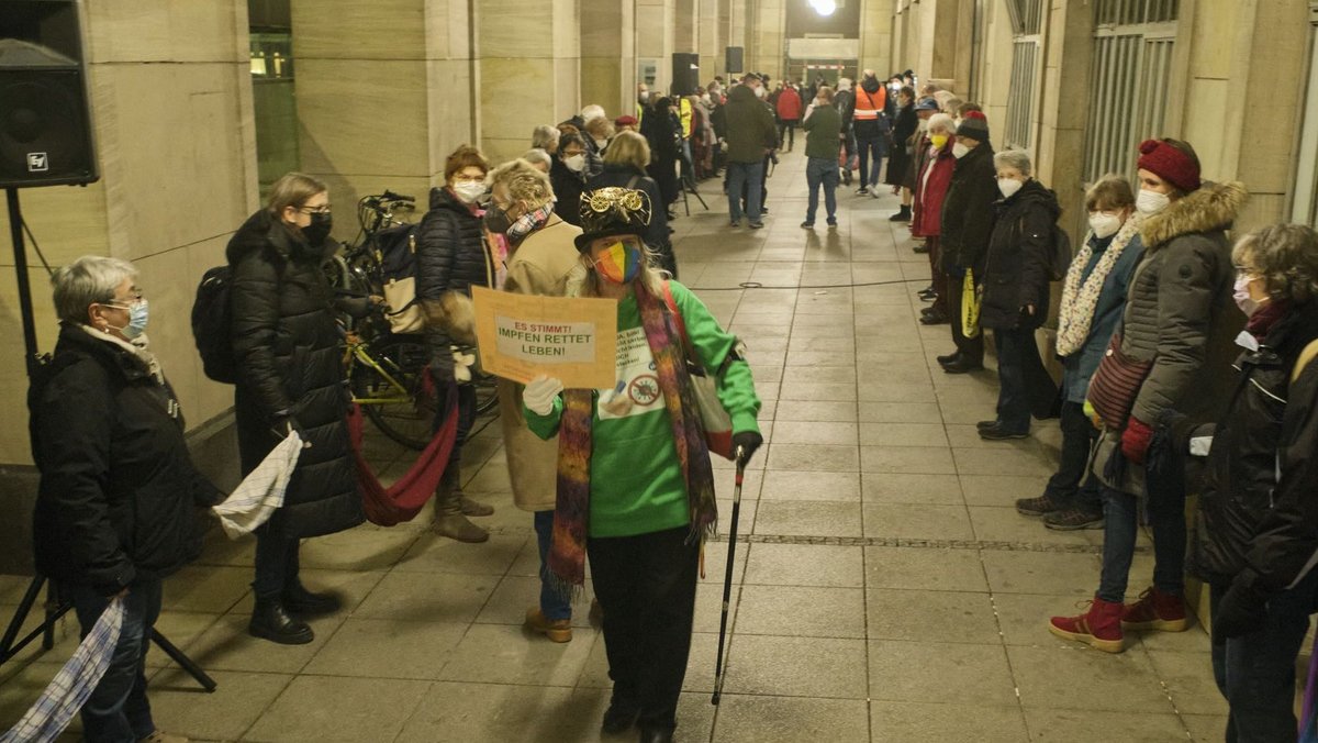 Die Menschenkette unter den Arkaden formiert sich. Die Menschenkette unter den Arkaden formiert sich.