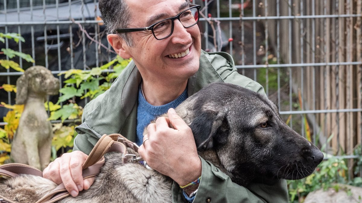 Kangalhündin Jolandi muss mit vor die Kameras, ob sie will oder nicht.