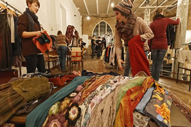 Dezentrales Wirtschaften, sogar ohne Geld: Kleidertausch bei einer Ökofair-Modenschau der Heinrich-Böll-Stiftung in Karlsruhe. Foto: Joachim E. Röttgers