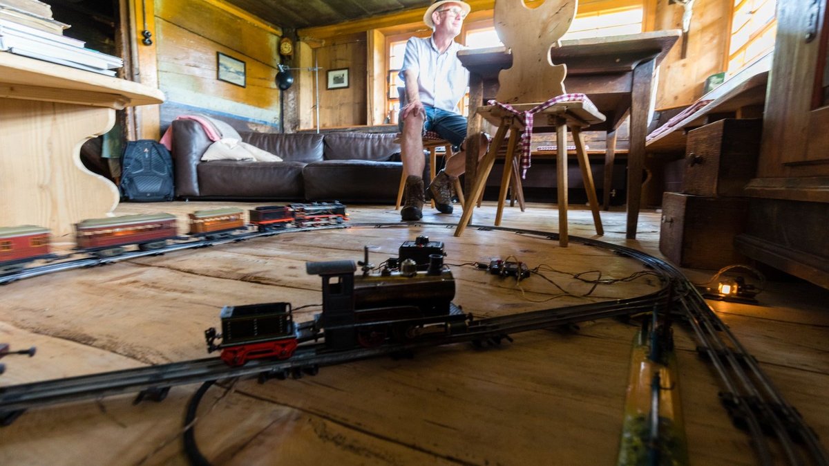 Reinhard Sorg lässt seine historische Modellbahn über den Dielenboden surren. Reinhard Sorg lässt seine historische Modellbahn über den Dielenboden surren.