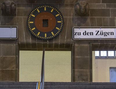 Auf dieser Uhr ergibt der Zeitplan der Bahn plötzlich Sinn. 