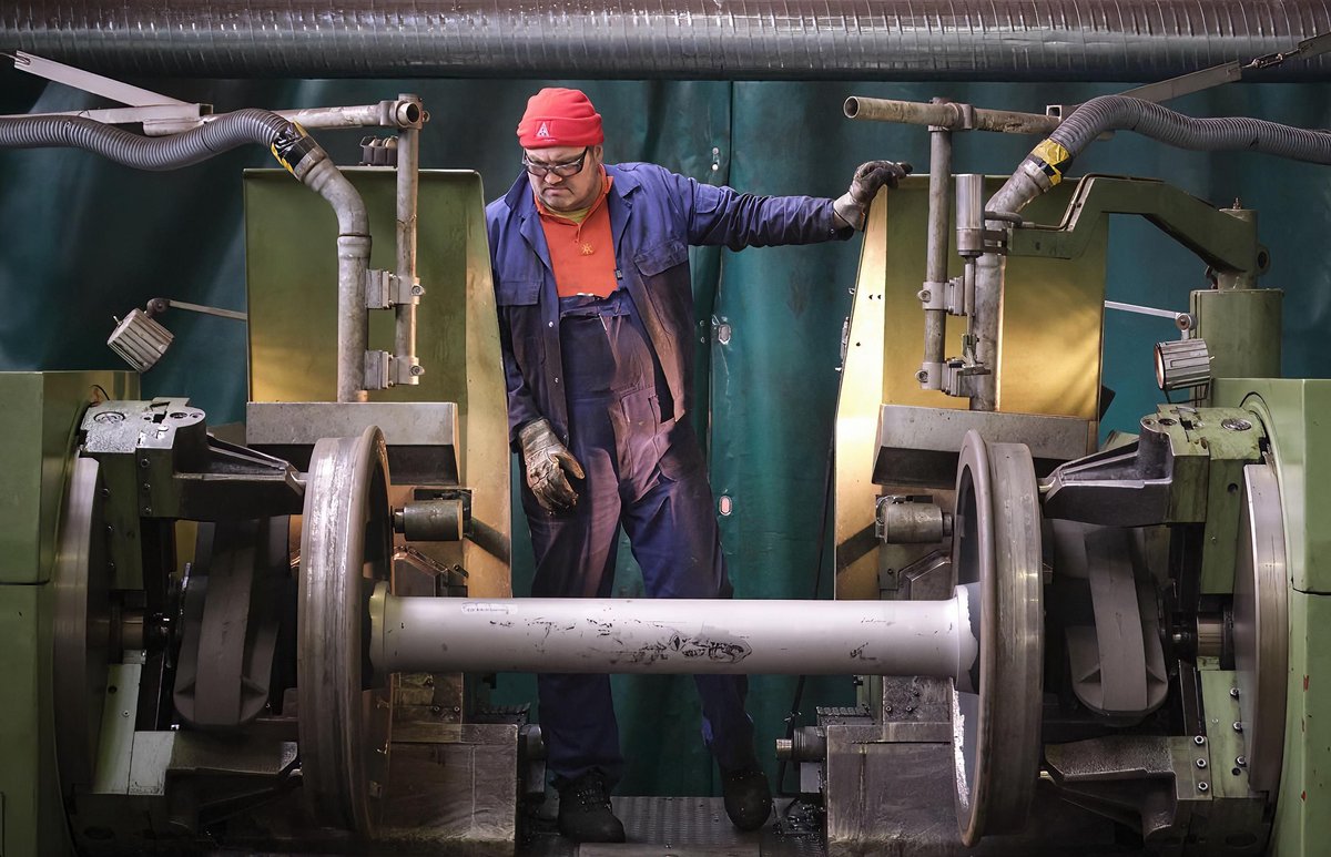 Waggonreparatur Rastatt. An der großen Drehbank "Brigitte" dreht Danny Schäffer die Zugräder ab (2021).