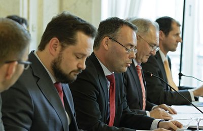 Von links: EU-Parlamentsabgeordneter Daniel Caspary, Minister Alexander Bonde, Minister Peter Friedrich, Staatssekretär Peter Hofelich, PR-Mann Lutz Güllner. Foto: Joachim E. Röttgers